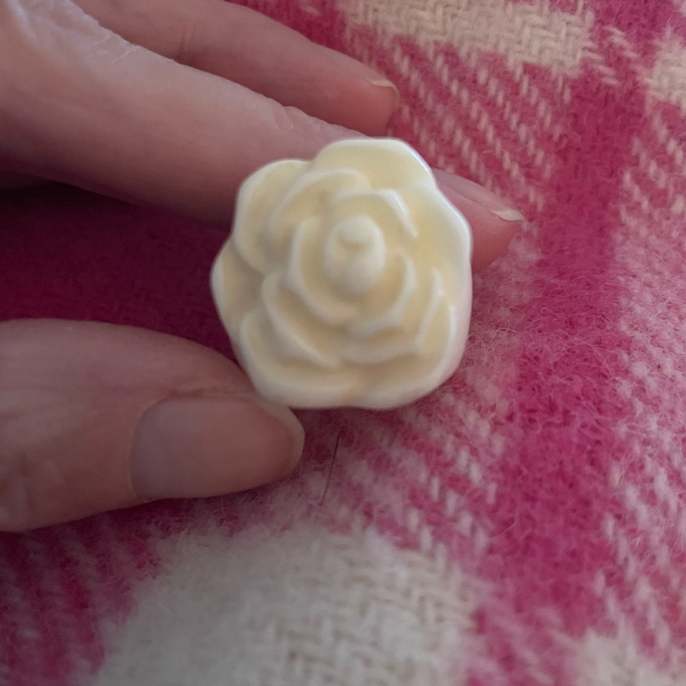 Cream / White Rose Shaped Ring